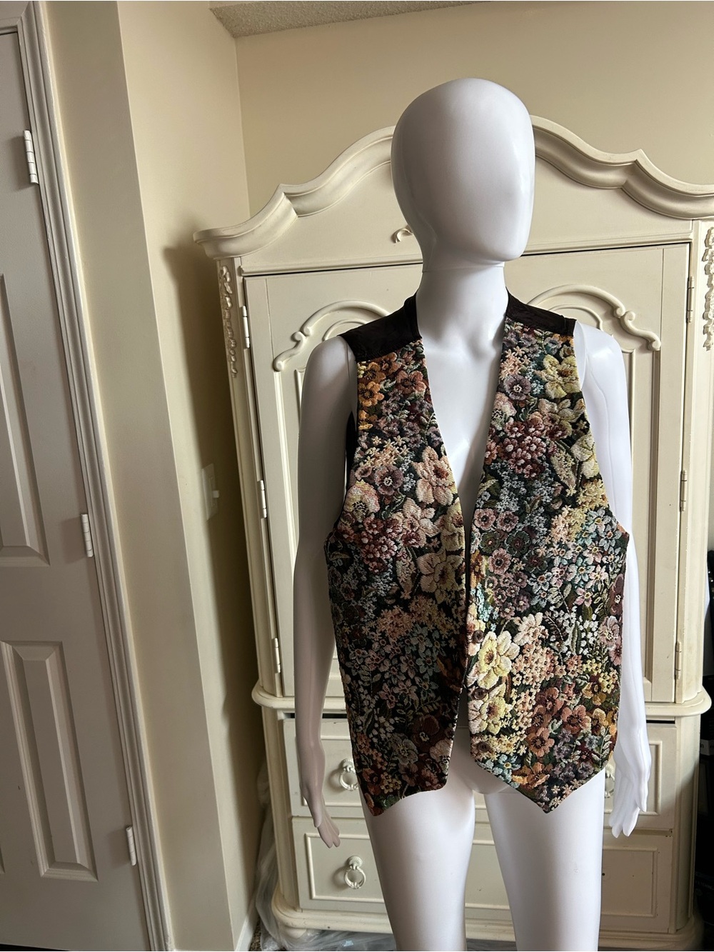 Vtg Floral Tapestry Vest in Multicolor - Women